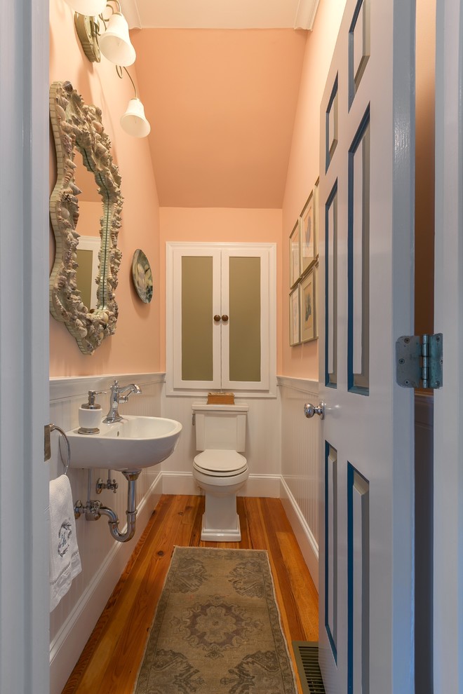 Ejemplo de cuarto de baño clásico pequeño con suelo de madera en tonos medios