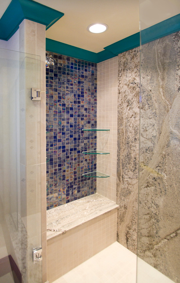 Diseño de cuarto de baño principal clásico renovado de tamaño medio con ducha abierta, sanitario de una pieza, baldosas y/o azulejos azules, baldosas y/o azulejos de vidrio, paredes grises y suelo con mosaicos de baldosas