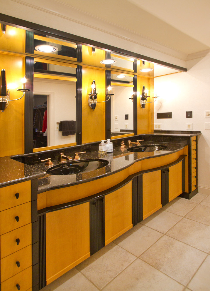 Cette image montre une salle de bain principale vintage en bois clair de taille moyenne avec un lavabo encastré, un placard à porte plane, un plan de toilette en granite, un mur blanc et un sol en carrelage de céramique.