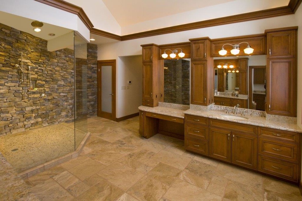 Klassisk inredning av ett stort en-suite badrum, med ett undermonterad handfat, luckor med infälld panel, skåp i mellenmörkt trä, granitbänkskiva, en öppen dusch, vita väggar och travertin golv