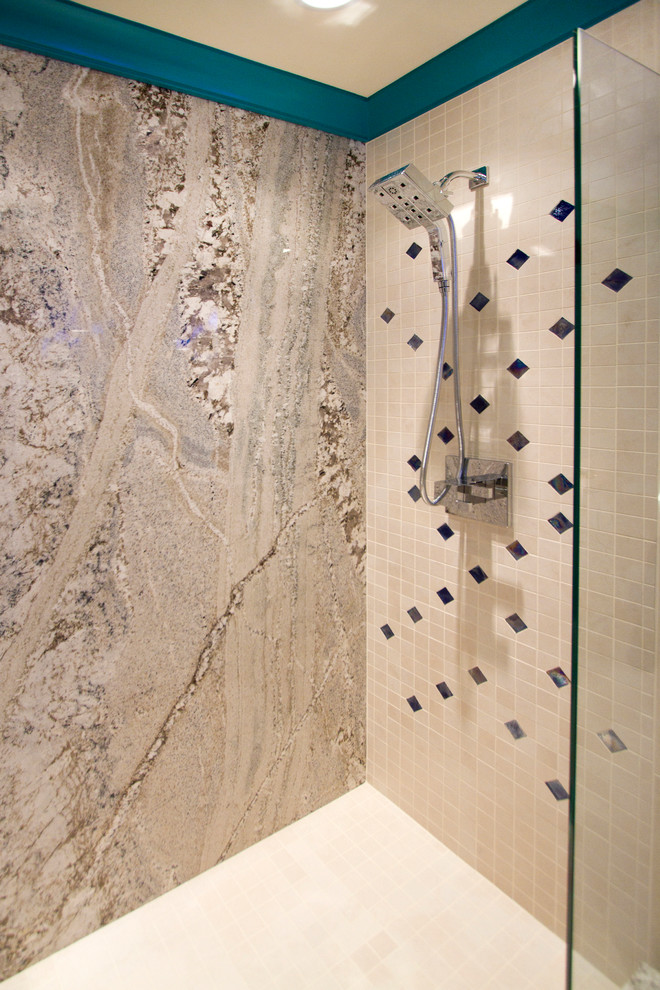 Idées déco pour une salle de bain principale classique de taille moyenne avec une douche ouverte, WC à poser, un carrelage bleu, mosaïque, un mur gris et un sol en carrelage de terre cuite.