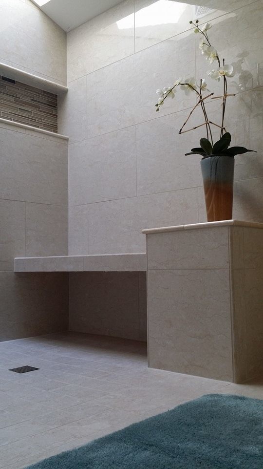 Idée de décoration pour une petite salle de bain design avec une douche à l'italienne, WC séparés, un carrelage beige, des carreaux de porcelaine et un sol en carrelage de porcelaine.