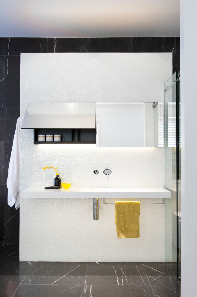 Modelo de cuarto de baño minimalista de tamaño medio con baldosas y/o azulejos blancos, lavabo suspendido y baldosas y/o azulejos en mosaico