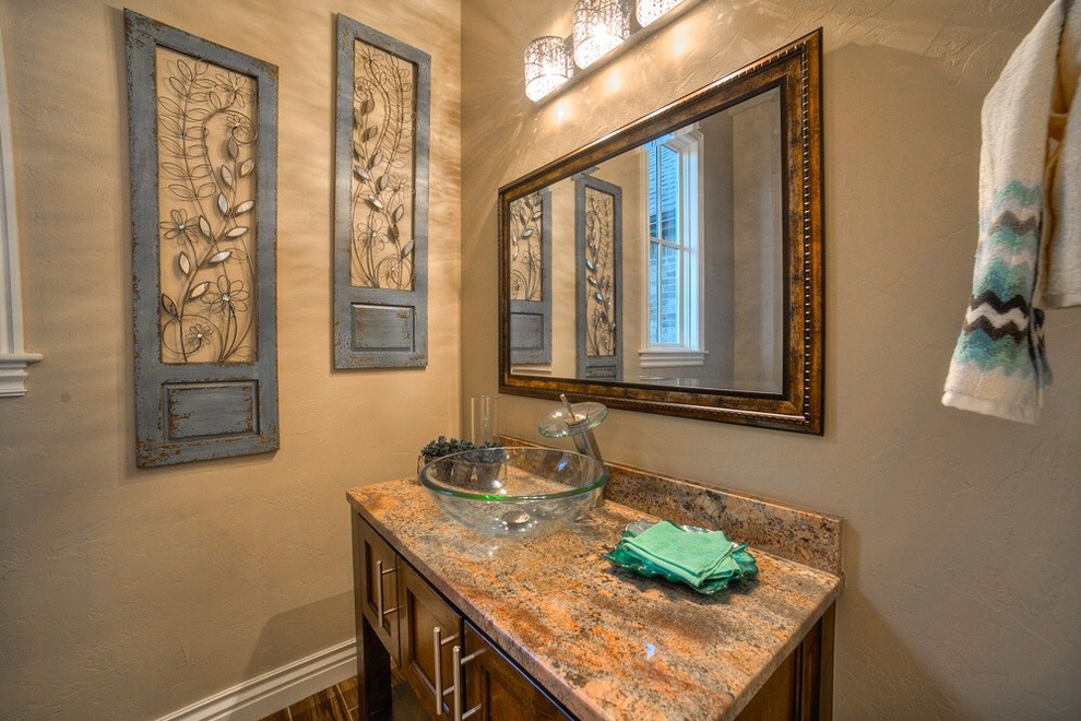 Kleine Klassische Gästetoilette mit beiger Wandfarbe, Aufsatzwaschbecken und Granit-Waschbecken/Waschtisch in Oklahoma City