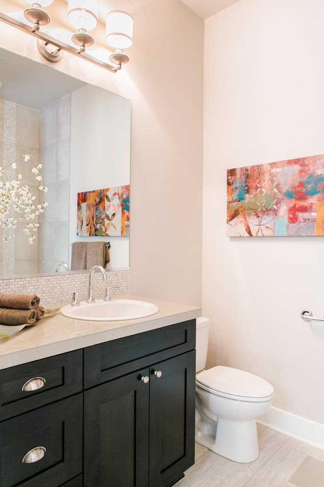 Imagen de cuarto de baño clásico renovado con lavabo encastrado, armarios estilo shaker, puertas de armario negras, sanitario de dos piezas y paredes beige