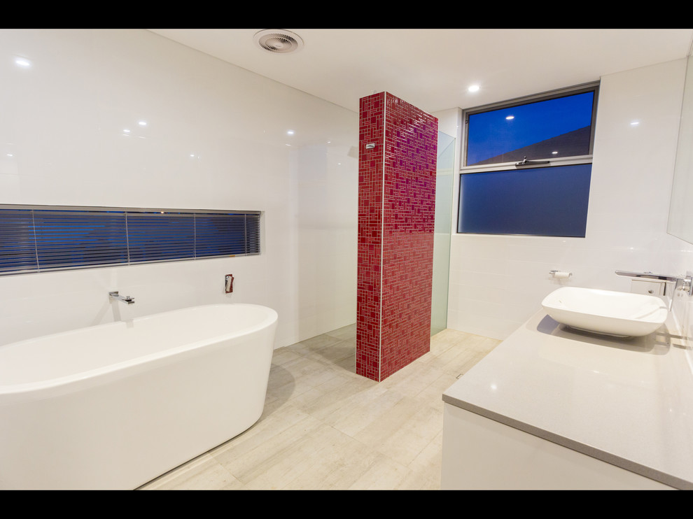 Idee per una stanza da bagno contemporanea con lavabo a bacinella, vasca freestanding, doccia aperta e piastrelle bianche