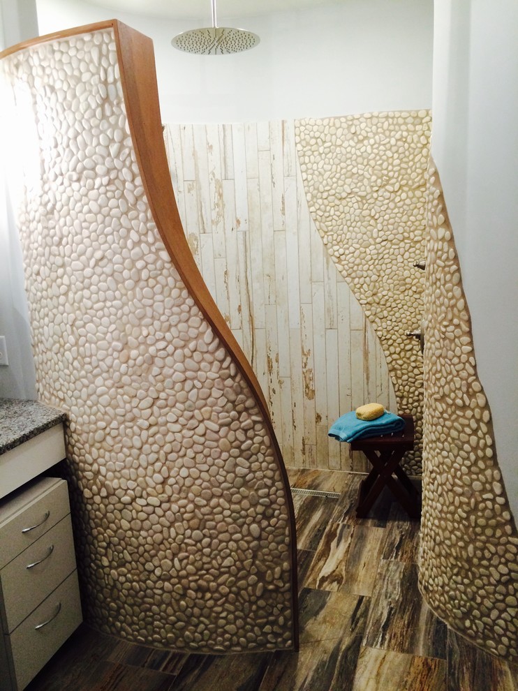 Foto di una stanza da bagno etnica con ante lisce, ante bianche, doccia aperta, piastrelle beige, piastrelle di ciottoli, top in granito, pavimento marrone e doccia aperta