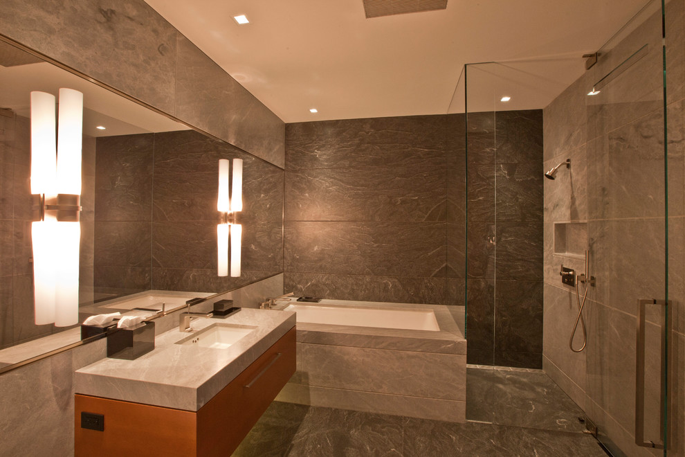 Пример оригинального дизайна: ванная комната с угловой ванной, угловым душем, мраморной плиткой, мраморным полом, мраморной столешницей и открытым душем