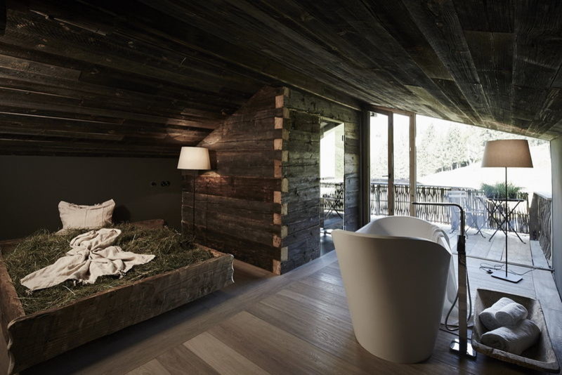 Esempio di una stanza da bagno padronale country di medie dimensioni con vasca freestanding