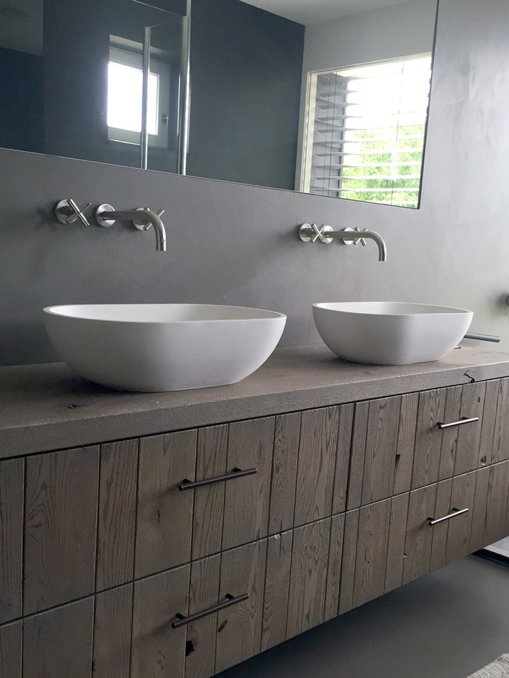 Inspiration pour une salle de bain principale minimaliste de taille moyenne avec une vasque.