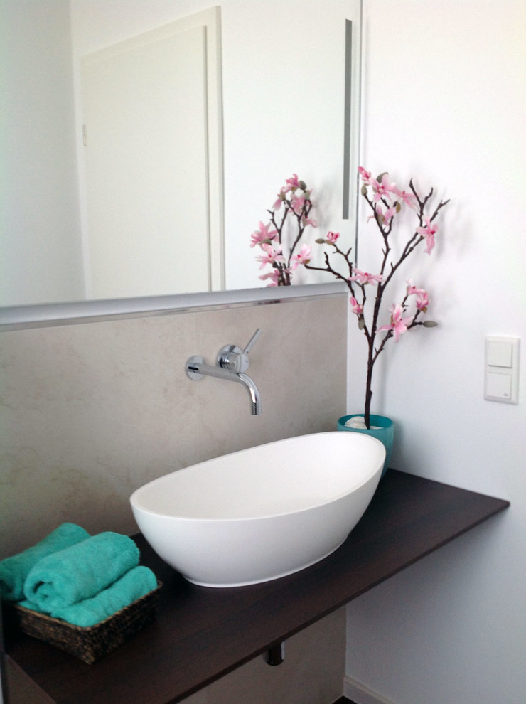 Свежая идея для дизайна: главная ванная комната среднего размера в стиле модернизм с настольной раковиной - отличное фото интерьера