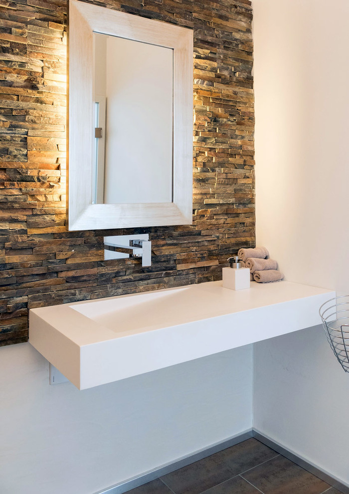 Foto di una stanza da bagno padronale minimalista di medie dimensioni con lavabo sospeso