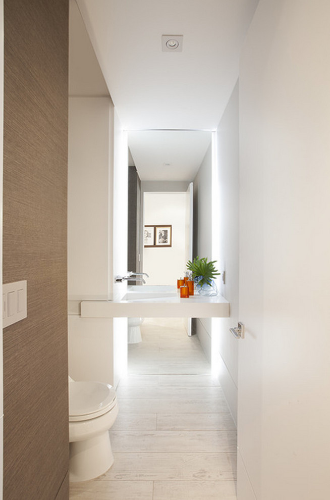 На фото: туалет среднего размера в стиле модернизм с подвесной раковиной