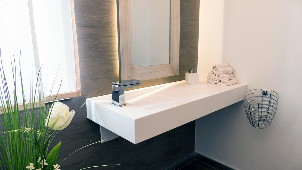 Esempio di una stanza da bagno padronale moderna di medie dimensioni con lavabo sospeso