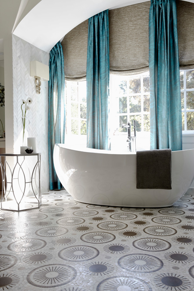 Badezimmer En Suite mit freistehender Badewanne, Eckdusche, Marmorfliesen, weißer Wandfarbe, Marmorboden und Falttür-Duschabtrennung in Los Angeles