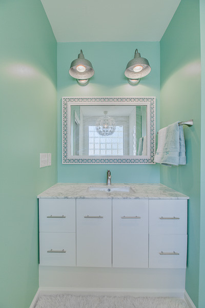 Foto di una stanza da bagno di medie dimensioni con ante lisce, ante bianche e top in granito