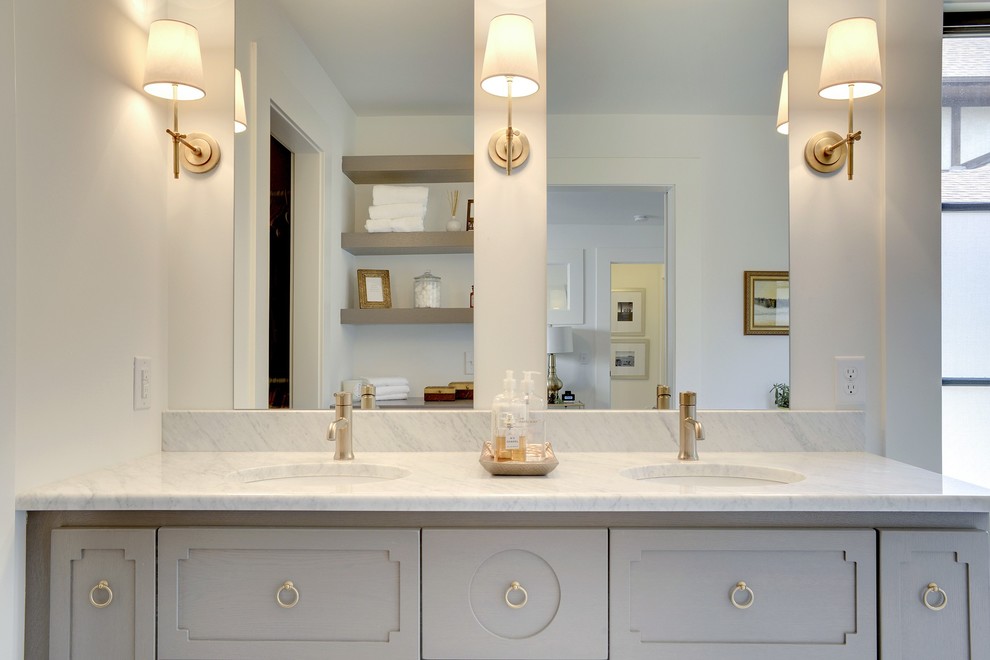 Cette photo montre une salle de bain principale tendance avec un placard en trompe-l'oeil, des portes de placard grises, un plan de toilette en marbre, un carrelage blanc, des carreaux de céramique et un mur blanc.