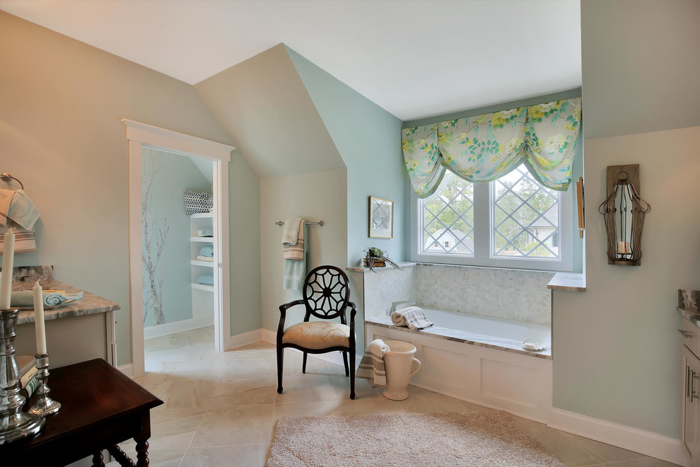 Klassisk inredning av ett mellanstort en-suite badrum, med skåp i shakerstil, beige skåp, ett badkar i en alkov, en toalettstol med separat cisternkåpa, vit kakel, marmorkakel, beige väggar, kalkstensgolv, granitbänkskiva och beiget golv