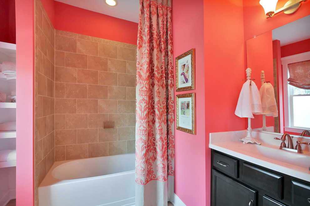 Inspiration för ett mellanstort vintage badrum med dusch, med skåp i shakerstil, svarta skåp, ett platsbyggt badkar, en dusch i en alkov, en toalettstol med separat cisternkåpa, beige kakel, kakelplattor, rosa väggar, kalkstensgolv, ett integrerad handfat, bänkskiva i kvarts, beiget golv och dusch med duschdraperi
