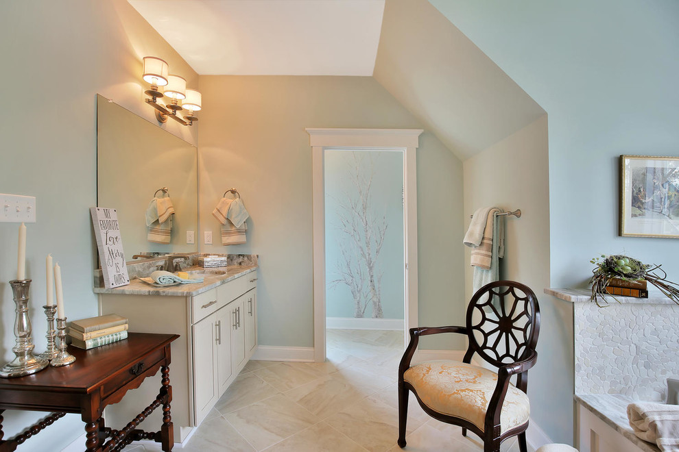 Idéer för ett mellanstort klassiskt en-suite badrum, med skåp i shakerstil, beige skåp, ett badkar i en alkov, en toalettstol med separat cisternkåpa, vit kakel, marmorkakel, beige väggar och granitbänkskiva