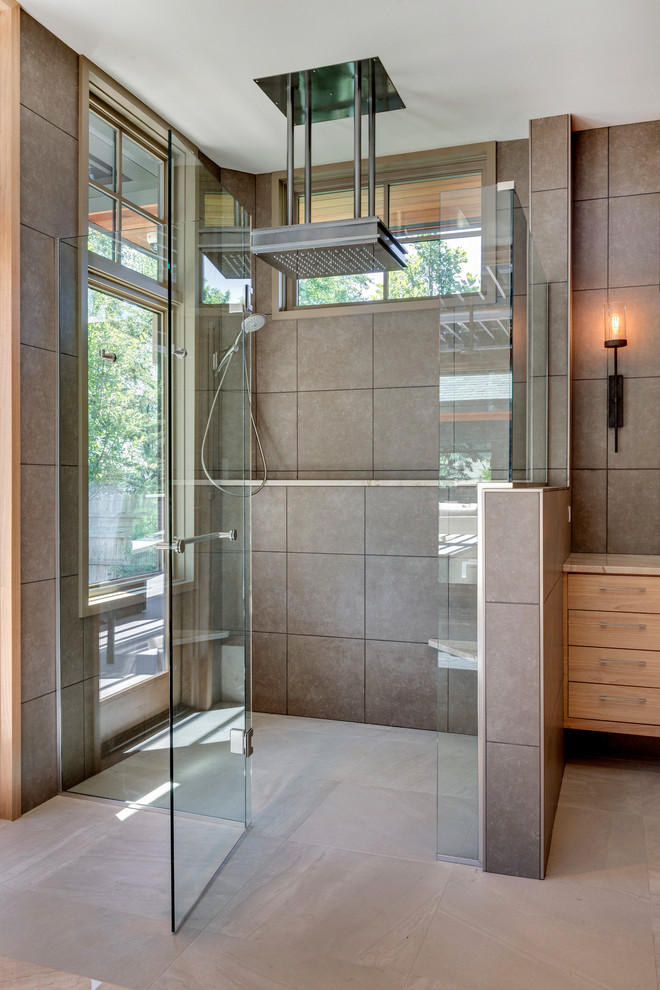 Diseño de cuarto de baño contemporáneo con baldosas y/o azulejos de piedra, suelo de baldosas de porcelana, baldosas y/o azulejos grises, ducha a ras de suelo y ventanas