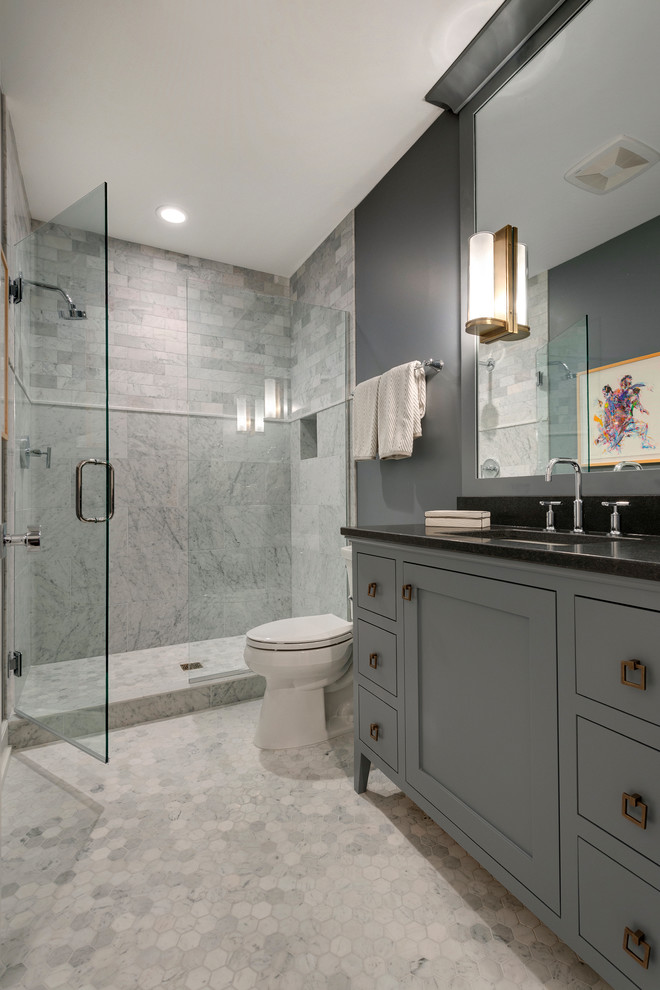 Kleines Klassisches Duschbad mit integriertem Waschbecken, Schrankfronten mit vertiefter Füllung, weißen Schränken, Quarzit-Waschtisch, Duschnische, Toilette mit Aufsatzspülkasten, grauen Fliesen, Steinfliesen, weißer Wandfarbe und Mosaik-Bodenfliesen in Minneapolis
