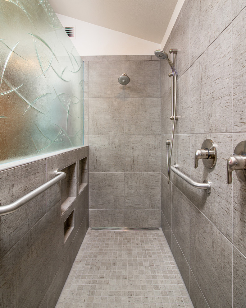 Idee per una stanza da bagno padronale minimal di medie dimensioni con lavabo da incasso, ante lisce, ante in legno chiaro, top in granito, doccia aperta, piastrelle grigie, piastrelle in ceramica, pareti bianche e pavimento con piastrelle in ceramica