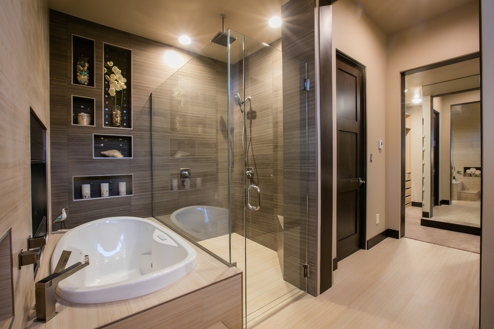Modern inredning av ett en-suite badrum, med ett platsbyggt badkar, en kantlös dusch, porslinskakel, klinkergolv i porslin, bruna väggar och brun kakel