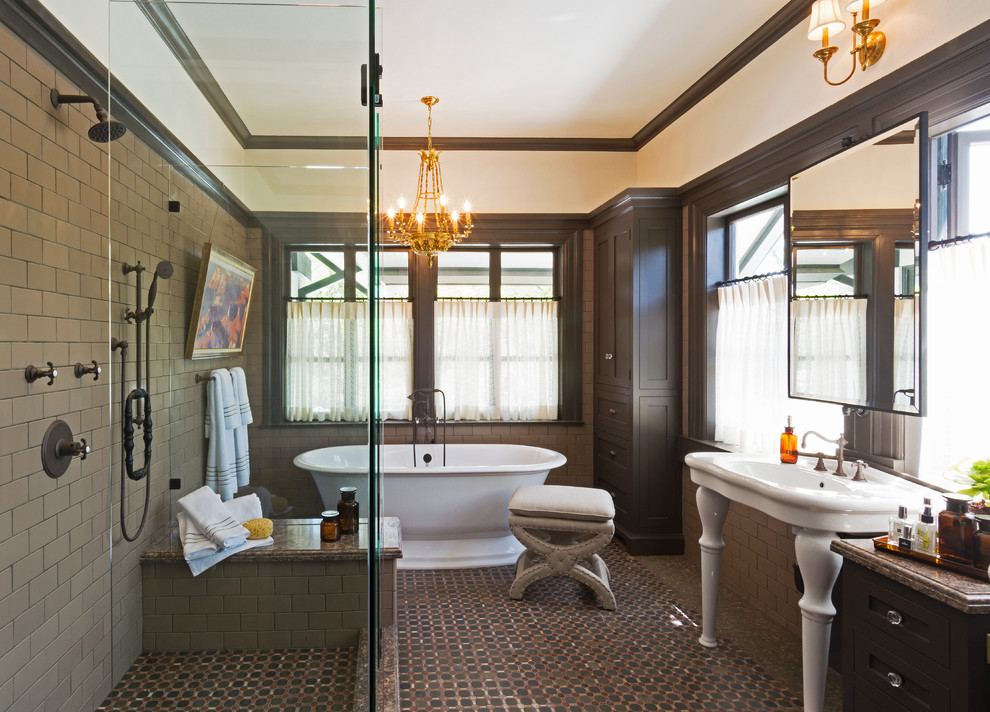 Foto på ett vintage badrum, med ett konsol handfat, brun kakel, ett fristående badkar och brunt golv