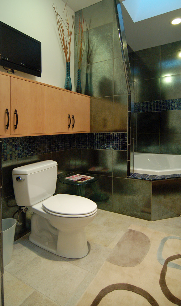 Свежая идея для дизайна: большая главная ванная комната в стиле фьюжн с плоскими фасадами, светлыми деревянными фасадами, накладной ванной, душем в нише, раздельным унитазом, синей плиткой, стеклянной плиткой, белыми стенами и полом из травертина - отличное фото интерьера