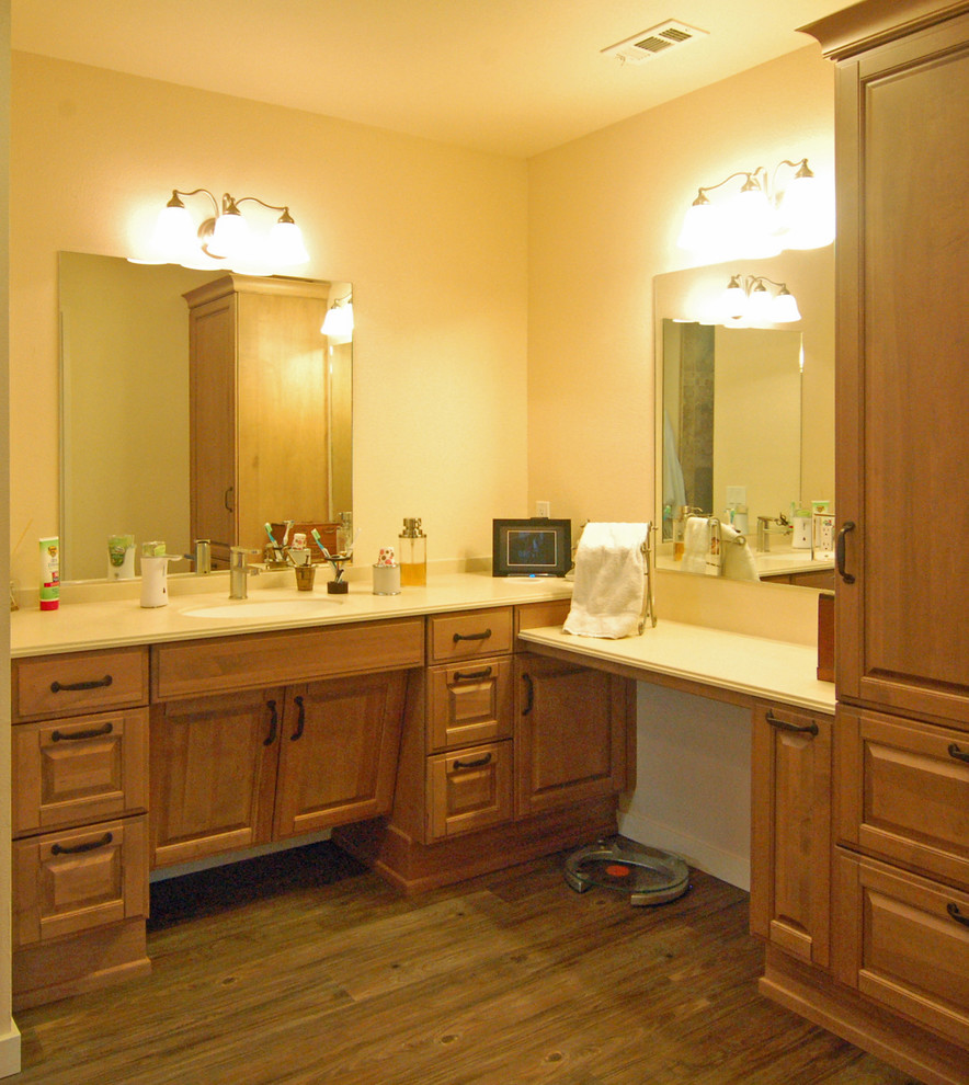 Mittelgroßes Rustikales Badezimmer En Suite mit integriertem Waschbecken, profilierten Schrankfronten, Schränken im Used-Look, Mineralwerkstoff-Waschtisch, bodengleicher Dusche, oranger Wandfarbe und dunklem Holzboden in San Luis Obispo