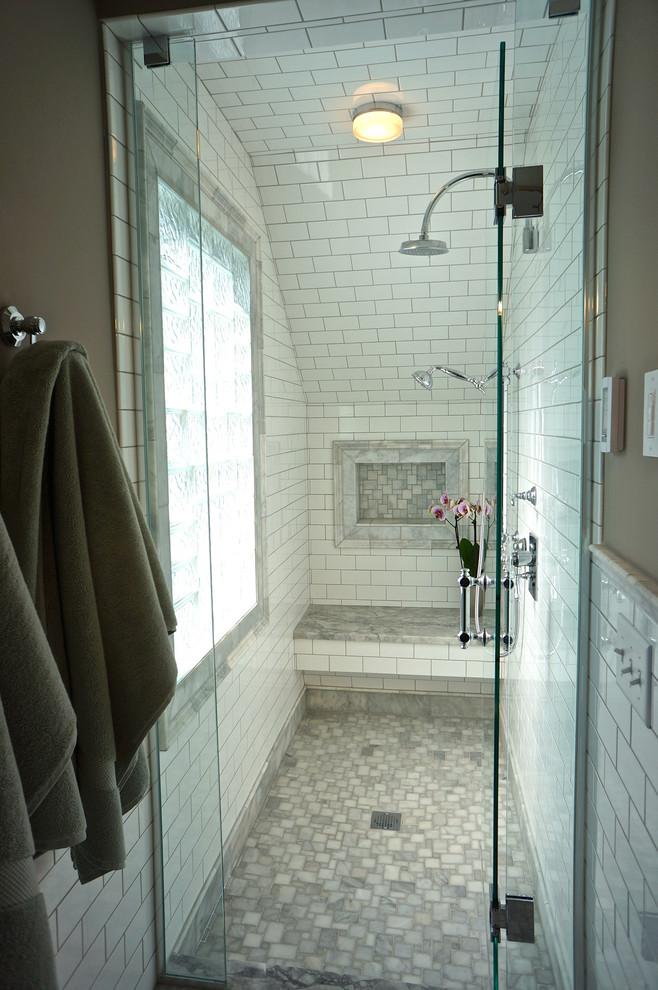 Idéer för att renovera ett mellanstort vintage en-suite badrum, med skåp i shakerstil, svarta skåp, en dusch i en alkov, en toalettstol med hel cisternkåpa, vit kakel, tunnelbanekakel, grå väggar, marmorgolv, ett undermonterad handfat och marmorbänkskiva