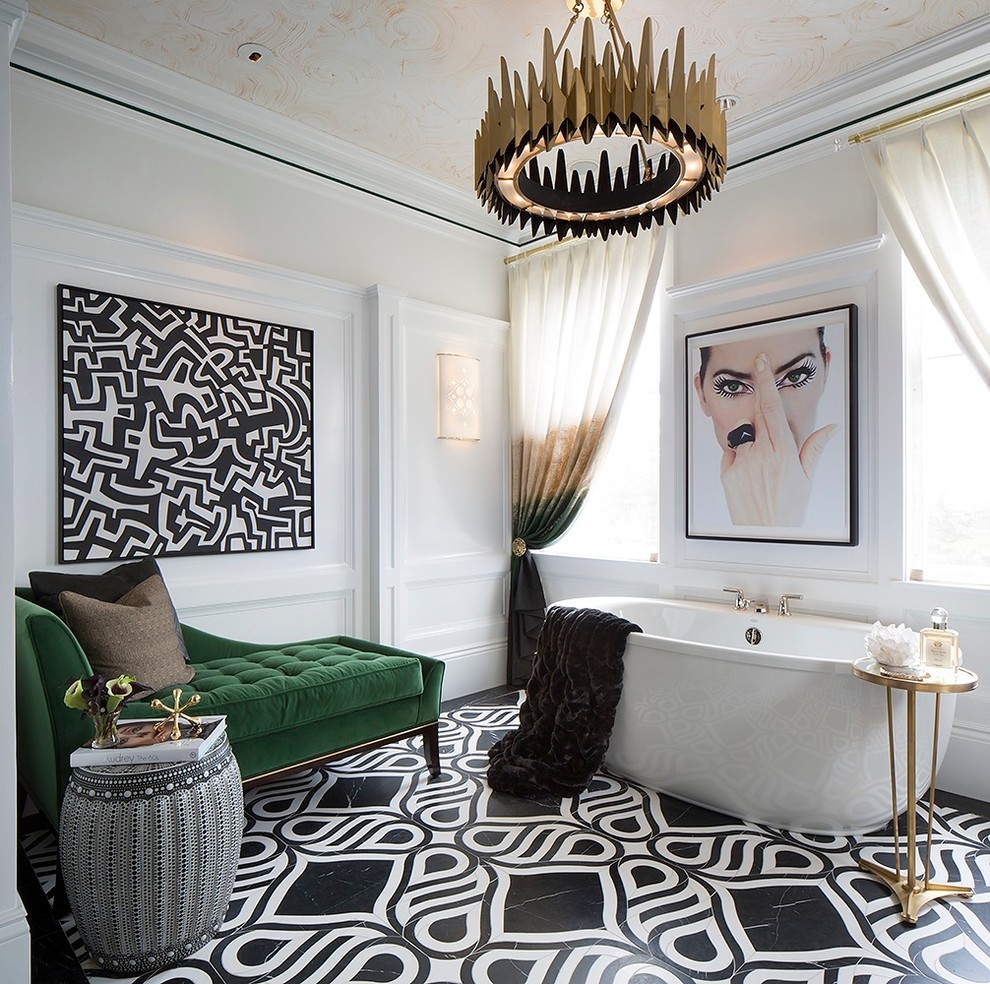 Идея дизайна: большая главная ванная комната в современном стиле с белыми стенами и отдельно стоящей ванной
