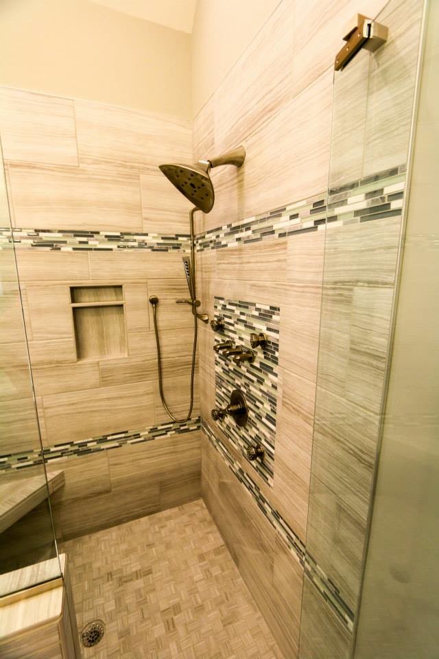 Idee per una stanza da bagno padronale minimal con doccia ad angolo e pareti multicolore