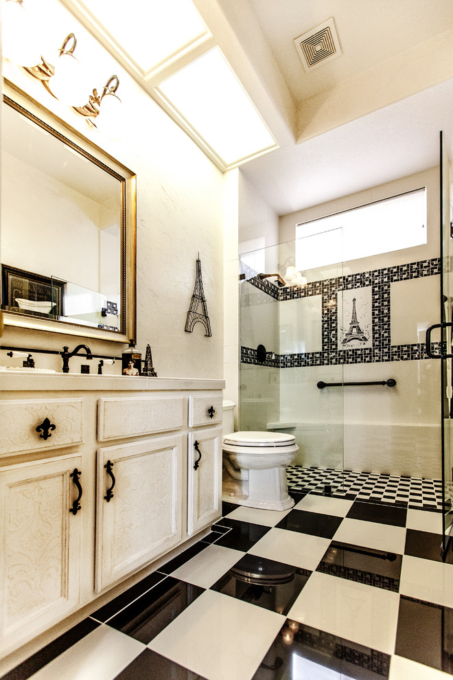 Inspiration för mellanstora klassiska badrum med dusch, med ett undermonterad handfat, luckor med infälld panel, beige skåp, bänkskiva i akrylsten, en kantlös dusch, en toalettstol med hel cisternkåpa, vit kakel, porslinskakel, vita väggar och klinkergolv i porslin