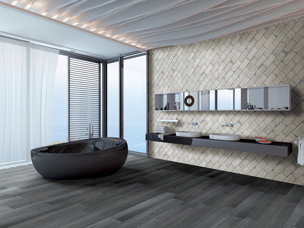 Идея дизайна: большая главная ванная комната в современном стиле с открытыми фасадами, отдельно стоящей ванной, белой плиткой, керамогранитной плиткой, белыми стенами, деревянным полом, монолитной раковиной и столешницей из искусственного камня