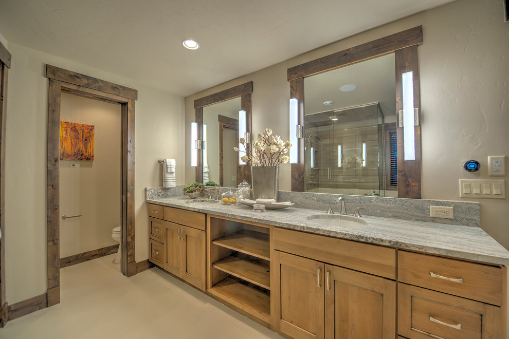 Пример оригинального дизайна: ванная комната в стиле неоклассика (современная классика) с фасадами с утопленной филенкой, светлыми деревянными фасадами, бежевой плиткой и столешницей из гранита