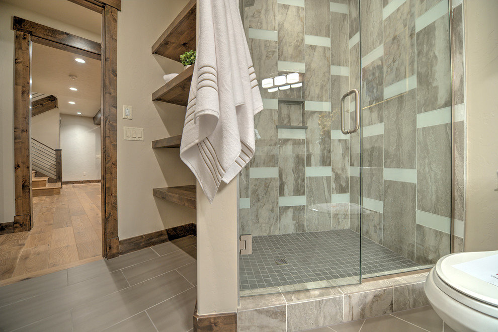 Ejemplo de cuarto de baño tradicional renovado de tamaño medio con baldosas y/o azulejos grises, baldosas y/o azulejos de cerámica, paredes beige y aseo y ducha