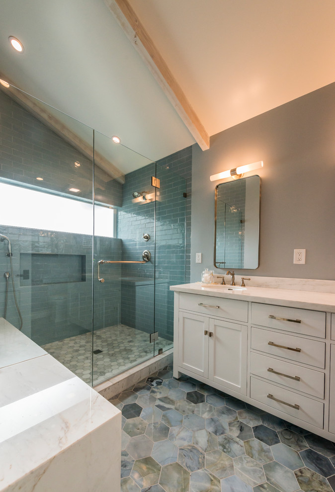 Пример оригинального дизайна: большая главная ванная комната в стиле неоклассика (современная классика) с фасадами в стиле шейкер, белыми фасадами, двойным душем, синей плиткой, серой плиткой, керамогранитной плиткой, серыми стенами, полом из мозаичной плитки, врезной раковиной, мраморной столешницей, разноцветным полом, душем с распашными дверями и белой столешницей