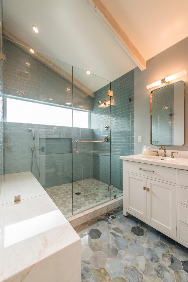 Свежая идея для дизайна: большая главная ванная комната в стиле неоклассика (современная классика) с фасадами в стиле шейкер, белыми фасадами, двойным душем, синей плиткой, серой плиткой, керамогранитной плиткой, серыми стенами, полом из мозаичной плитки, врезной раковиной, мраморной столешницей, разноцветным полом, душем с распашными дверями и белой столешницей - отличное фото интерьера