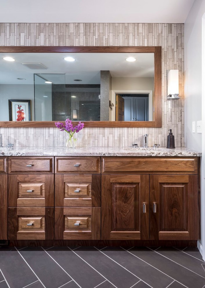 Стильный дизайн: огромная главная ванная комната в стиле неоклассика (современная классика) с фасадами цвета дерева среднего тона, отдельно стоящей ванной, серой плиткой, белыми стенами и врезной раковиной - последний тренд
