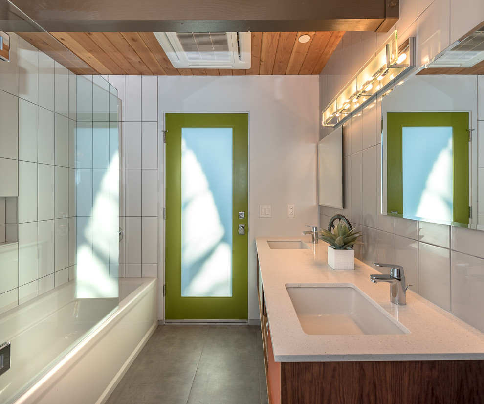 Inspiration pour une salle de bain principale vintage en bois foncé de taille moyenne avec un placard à porte plane et un plan de toilette en quartz.