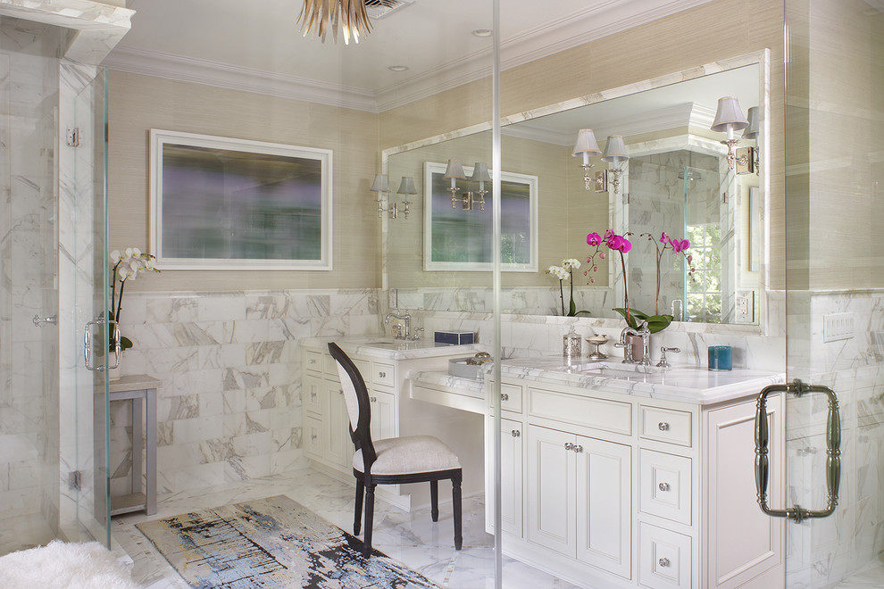 Стильный дизайн: большая главная ванная комната в классическом стиле с фасадами с утопленной филенкой, белыми фасадами, отдельно стоящей ванной, угловым душем, белой плиткой, мраморной плиткой, бежевыми стенами, мраморным полом, врезной раковиной, столешницей из искусственного кварца, белым полом и душем с распашными дверями - последний тренд