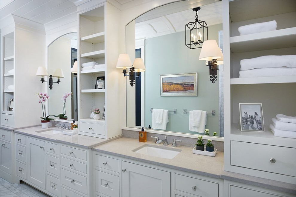 Bild på ett stort vintage grå grått en-suite badrum, med skåp i shakerstil, vita skåp, en dusch i en alkov, blå väggar, klinkergolv i porslin, bänkskiva i kvarts, grått golv, spegel istället för kakel och ett undermonterad handfat