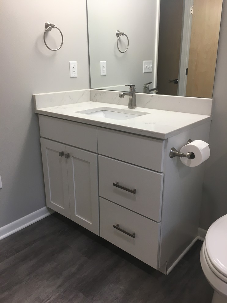 Idee per una stanza da bagno minimalista con ante in stile shaker, ante bianche e top in marmo
