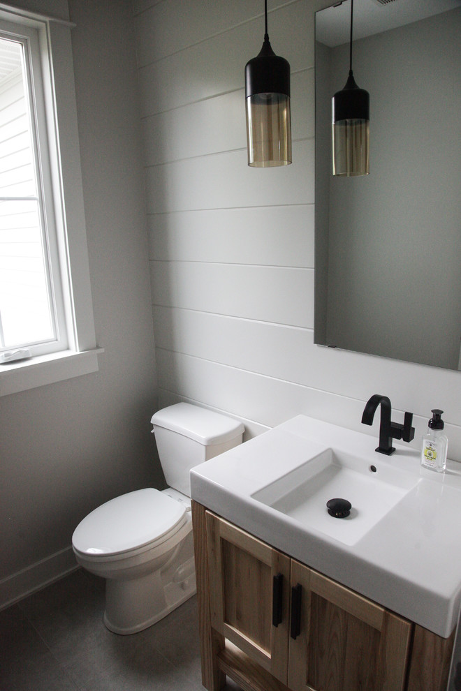 Immagine di una piccola stanza da bagno con doccia tradizionale con ante in stile shaker, ante in legno scuro, WC a due pezzi, pareti grigie, pavimento in gres porcellanato e lavabo sottopiano