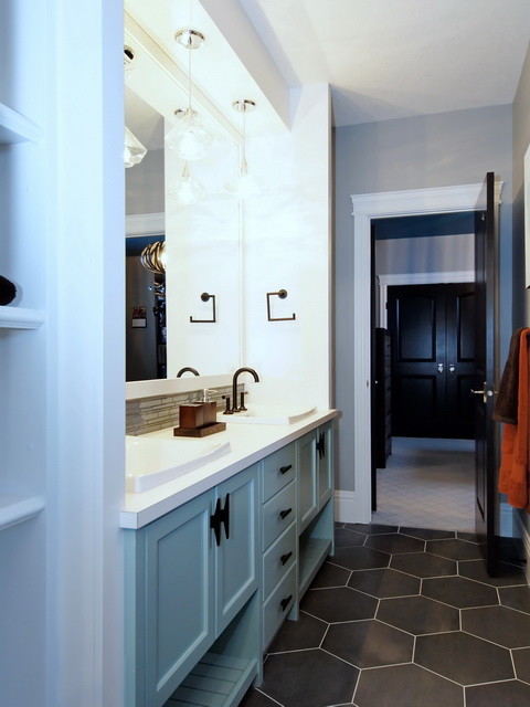 Immagine di una stanza da bagno per bambini american style di medie dimensioni con ante in stile shaker, ante blu, vasca ad alcova, vasca/doccia, WC monopezzo, pareti grigie, pavimento in gres porcellanato e lavabo da incasso