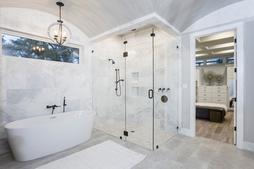 Foto de cuarto de baño principal moderno con bañera exenta, ducha a ras de suelo y baldosas y/o azulejos blancos