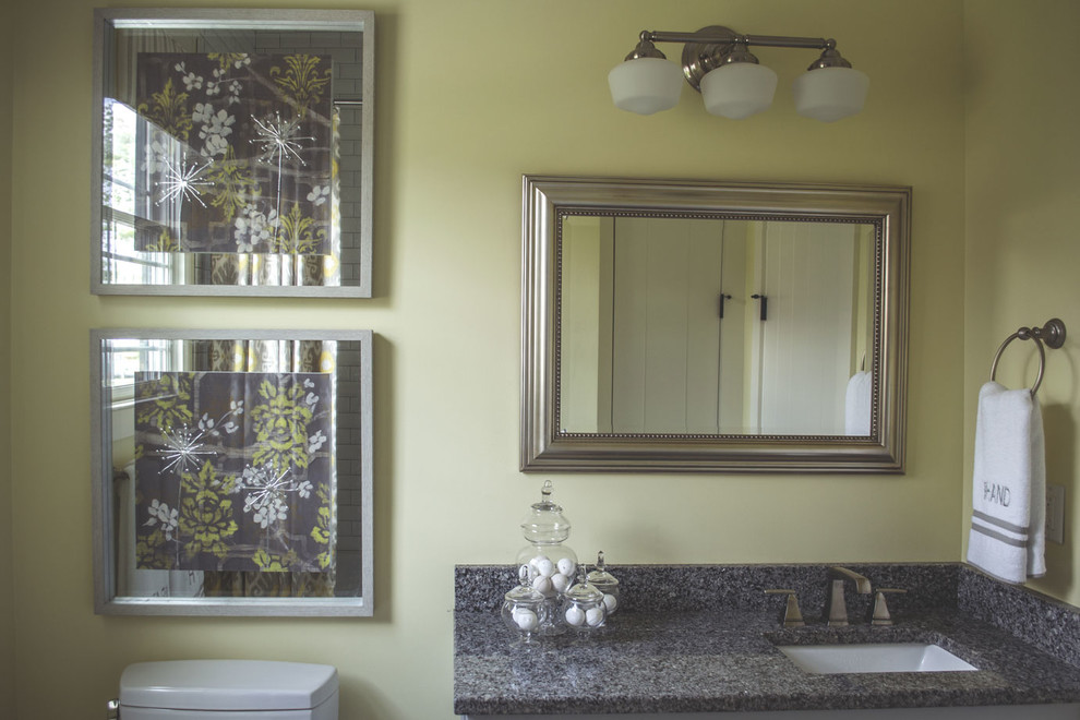 Пример оригинального дизайна: детская ванная комната среднего размера с фасадами в стиле шейкер, серыми фасадами, ванной в нише, душем над ванной, унитазом-моноблоком, белой плиткой, плиткой кабанчик, желтыми стенами, полом из керамической плитки, врезной раковиной, столешницей из гранита, серым полом и шторкой для ванной