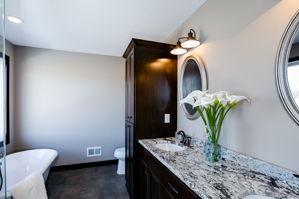 Exempel på ett mellanstort klassiskt en-suite badrum, med släta luckor, vita skåp, ett fristående badkar, en toalettstol med hel cisternkåpa, vita väggar, mörkt trägolv, ett fristående handfat, träbänkskiva och brunt golv